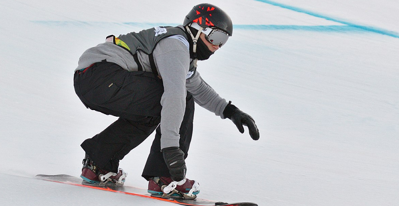 snowboarder bending his knees during a turn
